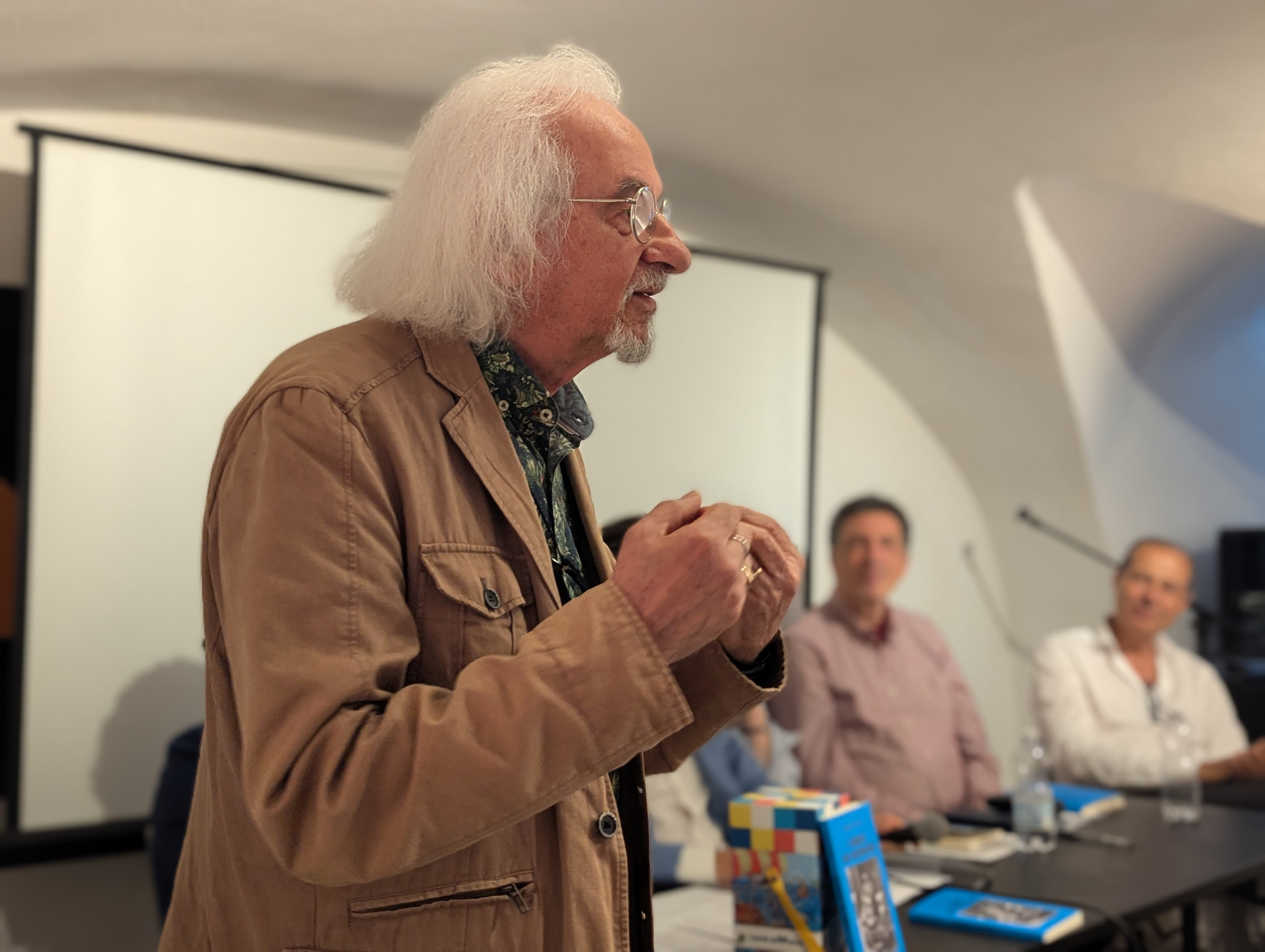 Gianni Caputo durante la lettura