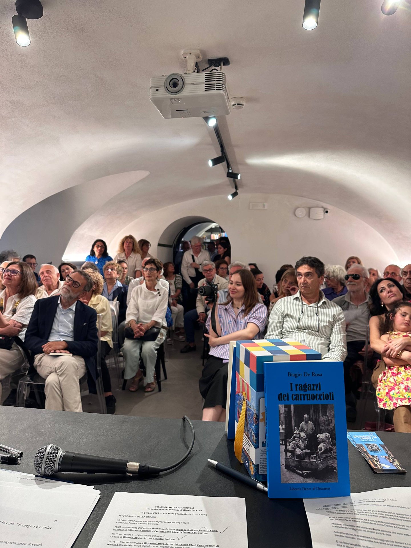 Vista del pubblico con il libro in primo piano