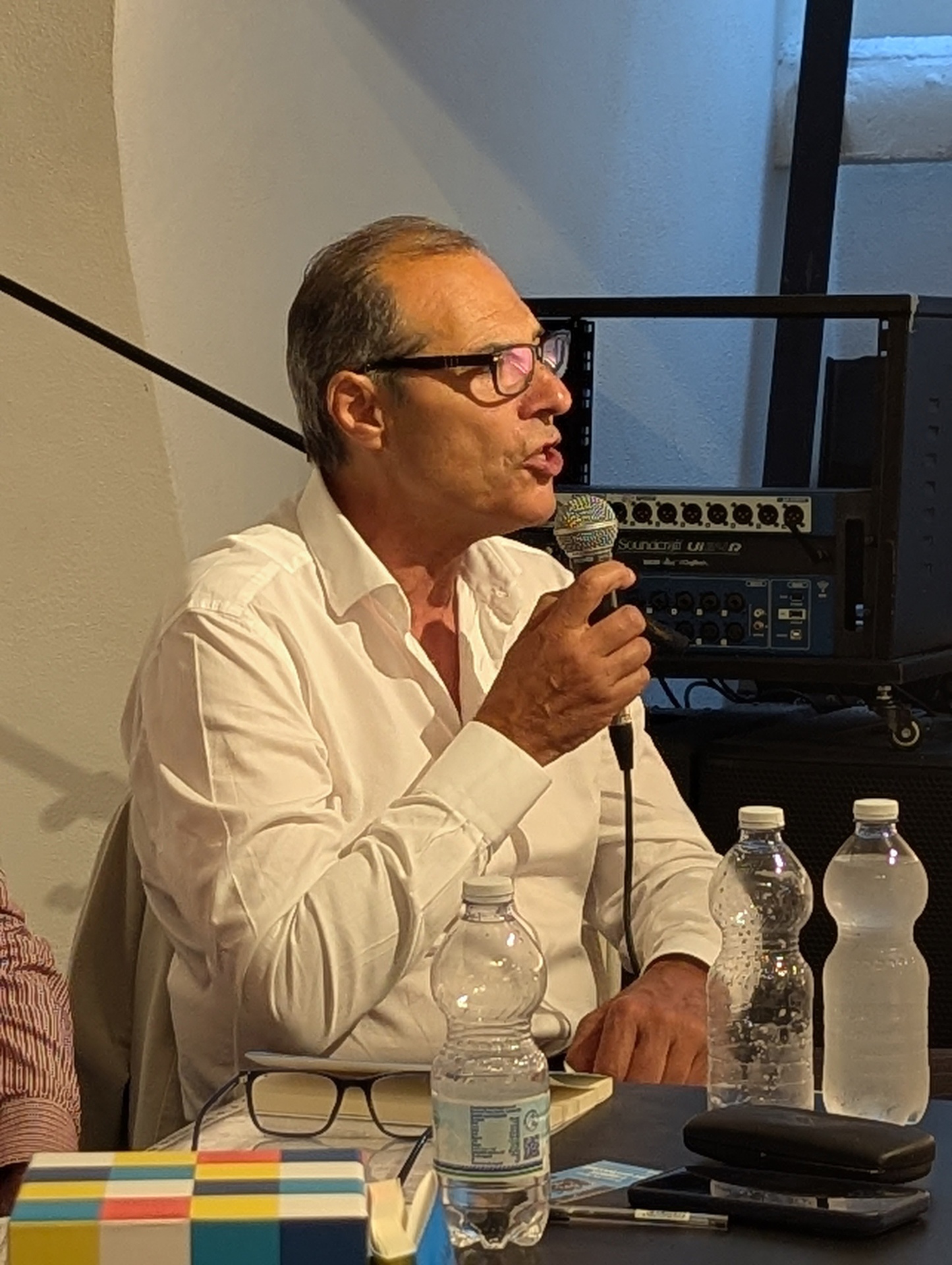 Relatore al microfono