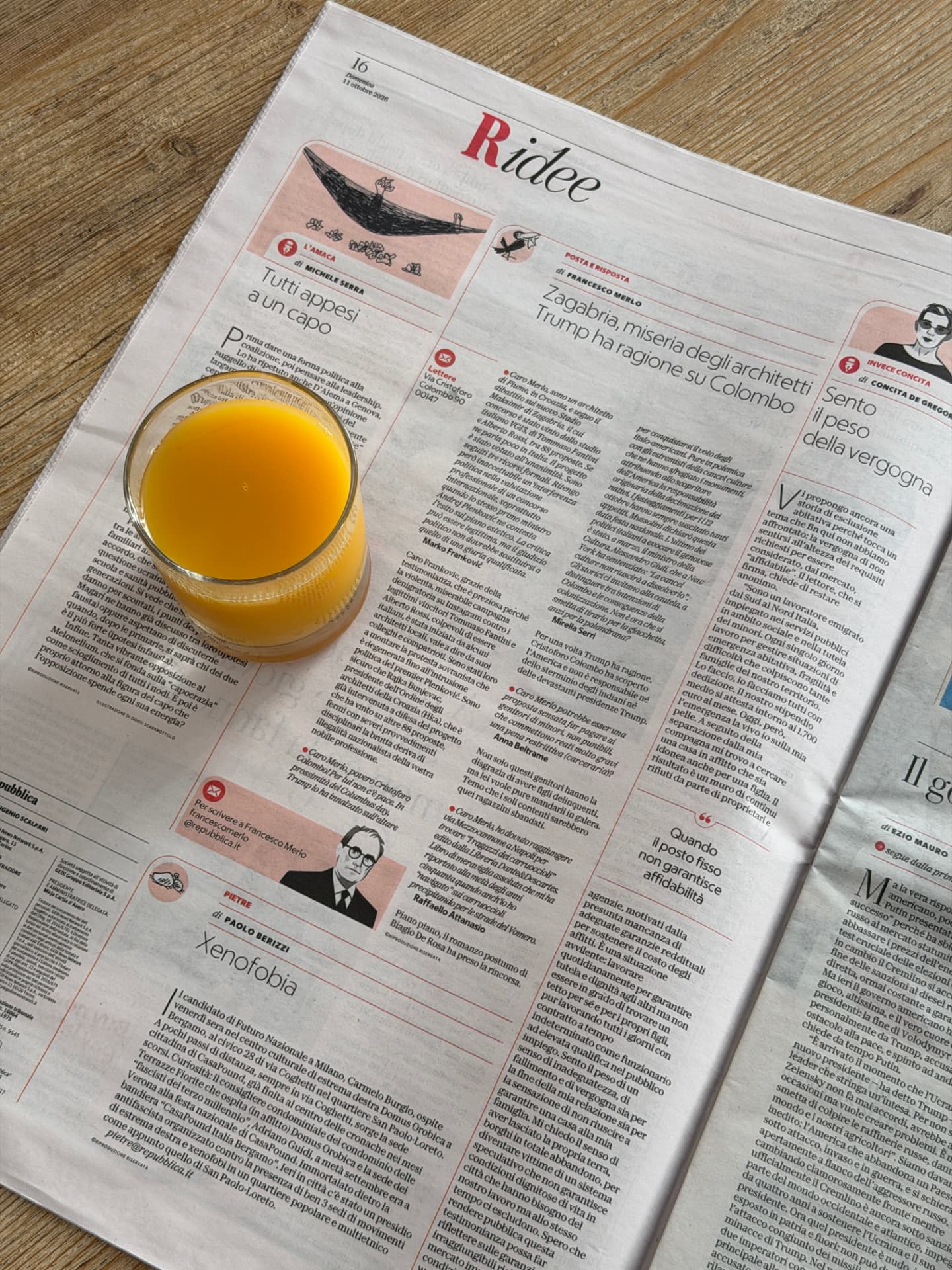 La pagina di la Repubblica con gli articoli di Michele Serra, Francesco Merlo, Concita De Gregorio e Paolo Berizzi, con un bicchiere di spremuta d'arancia in primo piano